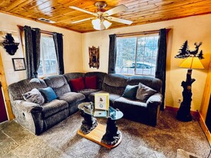 TV, fireplace, offices - Cozy Bear South - Inside Yosemite - Sleeps 5 (Yosemite West)
