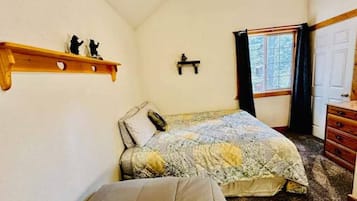 2 bedrooms, desk, WiFi, bed sheets