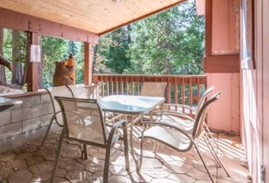 Outdoor dining - Cozy Bear South - Inside Yosemite - Sleeps 5 (Yosemite West)
