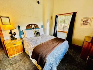 2 bedrooms, desk, WiFi, bed sheets