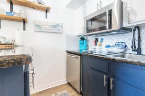 Réfrigérateur, micro-ondes, plaque de cuisson, cafetière/bouilloire