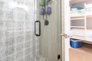 Shower, towels - Seas The Day-Winter Texans Welcome (Galveston)