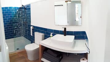 Douche, sĂšche-cheveux, serviettes fournies, savon