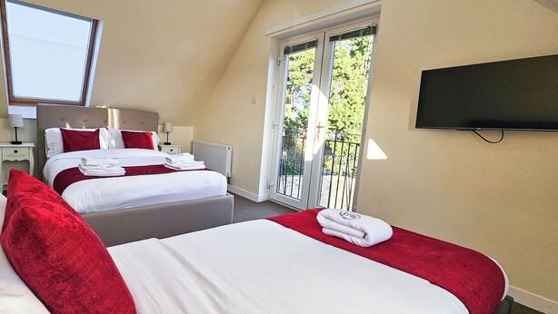 2 habitaciones, tabla de planchar con plancha, wifi y ropa de cama