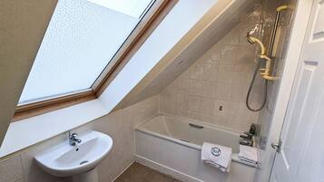 Regadera, secadora de cabello, toallas, papel de baño