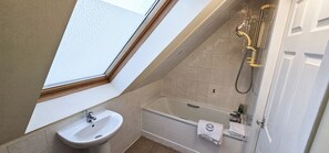 Suihku, hiustenkuivaaja, pyyhkeet, vessapaperi