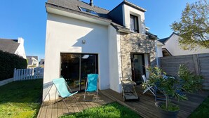 A modern house with a large deck, a sliding glass door, and a chimney. - MASSALINE - Holiday home between town and beaches, Carnac - K38 (Carnac)