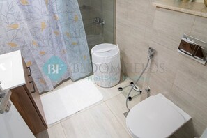 Douche, sèche-cheveux, serviettes fournies