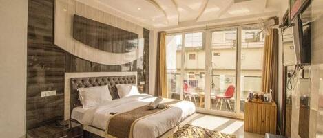 2 bedrooms, laptop workspace, cribs/infant beds, free WiFi