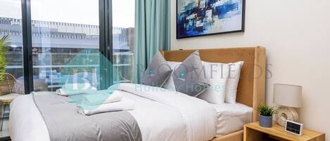 خزنة داخل الغرفة ومكواة/لوح كي وواي فاي مجانًا وملاءات أسرّة