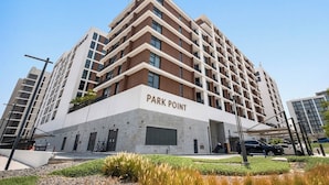 Un immeuble à plusieurs étages sur lequel on peut lire l’inscription « PARK POINT ».