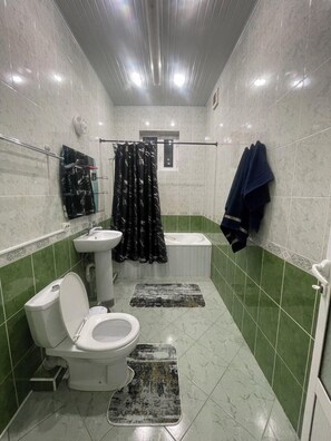 Free toiletries, hair dryer, slippers, towels - Central Hostel (Tashkent)