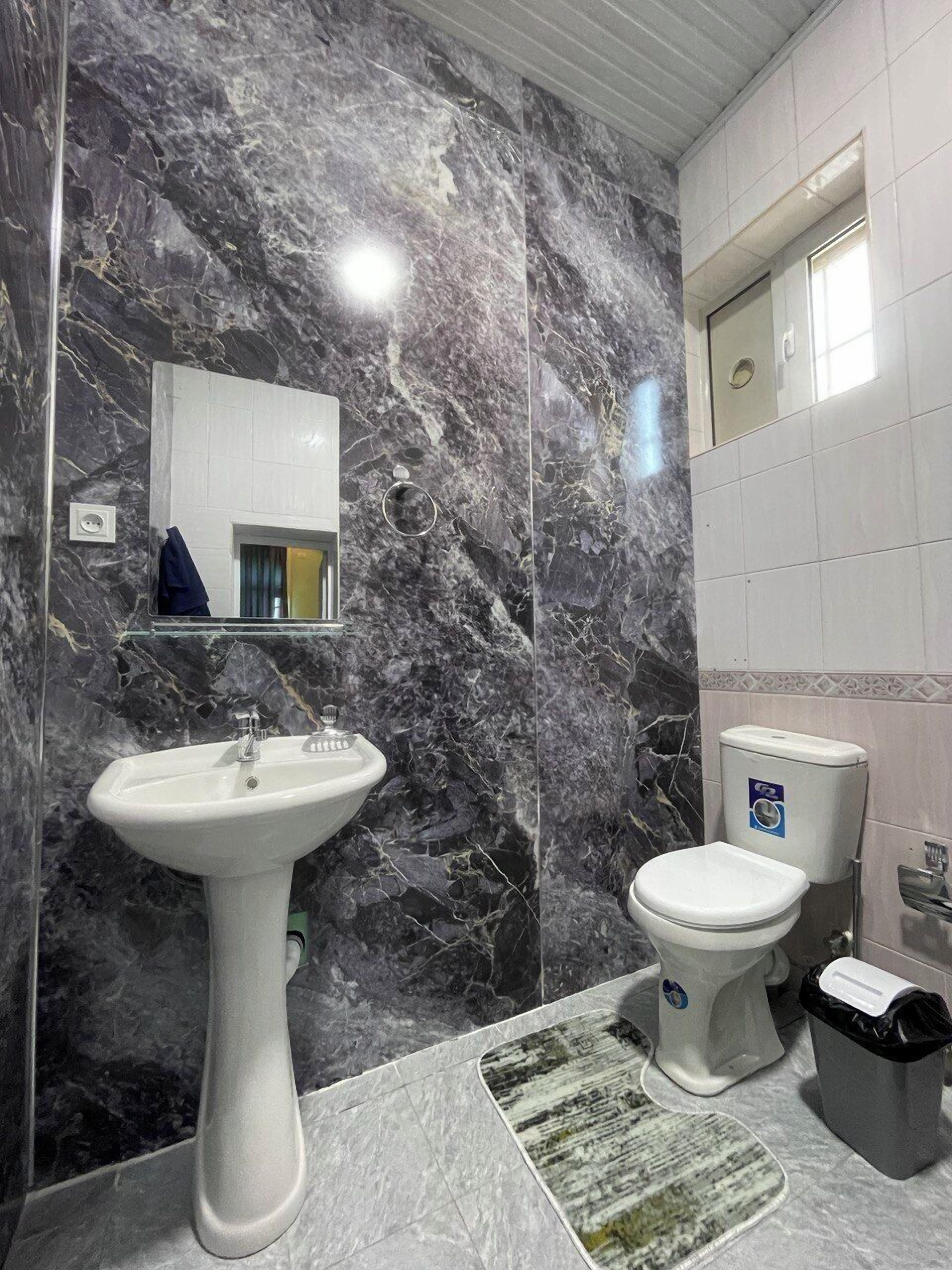 Ilmaiset hygieniatuotteet, hiustenkuivaaja, tohvelit, pyyhkeet