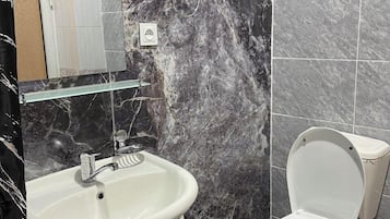Articles de toilette gratuits, sĂšche-cheveux, chaussons