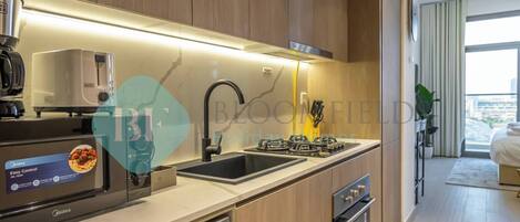 Kjøleskap, mikrobølgeovn, ovn og kokeplater