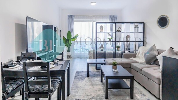 Un salon moderne avec un canapé, une table basse et un coin repas.