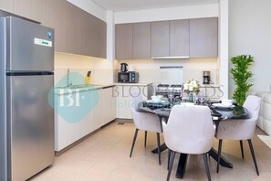 Fridge, microwave, oven, stovetop - Bloomfields 2Br Park Heights Dubai Hills Estate (Dubai)