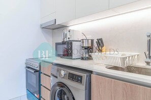 Kühlschrank, Mikrowelle, Ofen, Wasserkocher