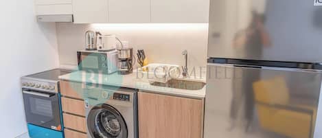 Refrigerador, microondas, horno y tetera eléctrica