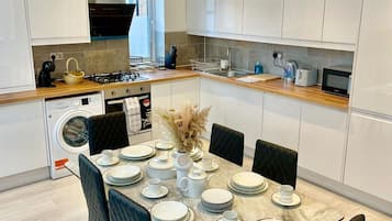 Apartemen | Dapur pribadi | Lemari es, microwave, oven, dan kompor