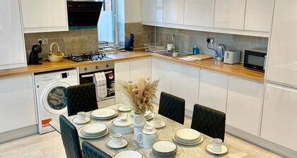 3 Bed Flat - Sleeps 6 - Parking - Wifi