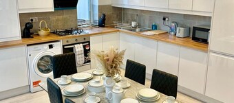 3 Bed Flat - Sleeps 6 - Parking - Wifi