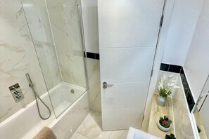 Apartment | Bathroom | Combined shower/tub, deep soaking tub, hair dryer, towels - 3 Bed Flat - Sleeps 6 - Parking - Wifi (Cambridge)