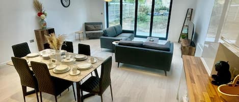 Apartment | Ruang tamu | TV