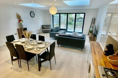 3 Bed Flat - Sleeps 6 - Parking - Wifi