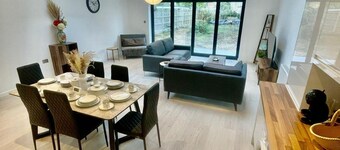 3 Bed Flat - Sleeps 6 - Parking - Wifi