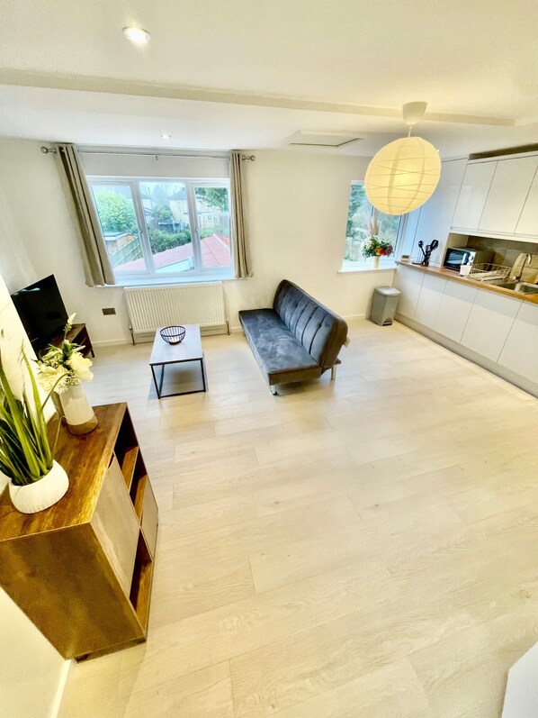 Apartment | Living area | TV - Cambridge Cozy 2 Bedroom Apartment 5 Sleep (Cambridge)