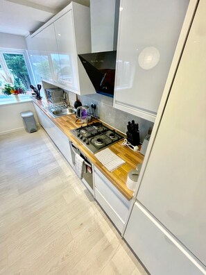 Apartment | Private kitchen | Fridge, microwave, oven, stovetop - Cambridge Cozy 2 Bedroom Apartment 5 Sleep (Cambridge)