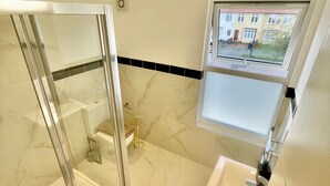 アパートメント | バスルーム | シャワー、ヘアドライヤー、タオル、トイレットペーパー