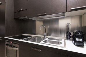 Frigorifero, forno, piano cottura, lavastoviglie