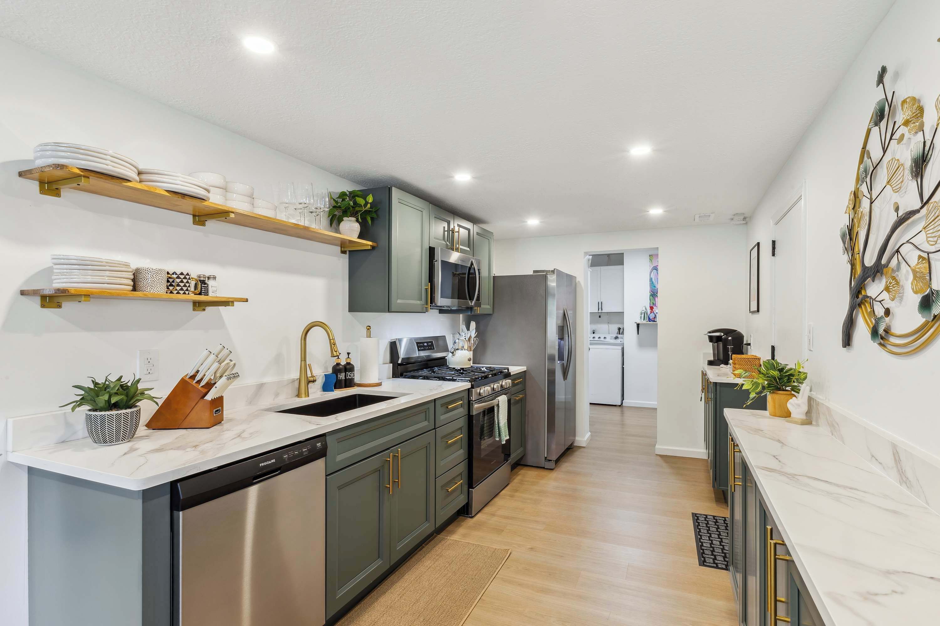 Geladeira, micro-ondas, fogão, cooktop