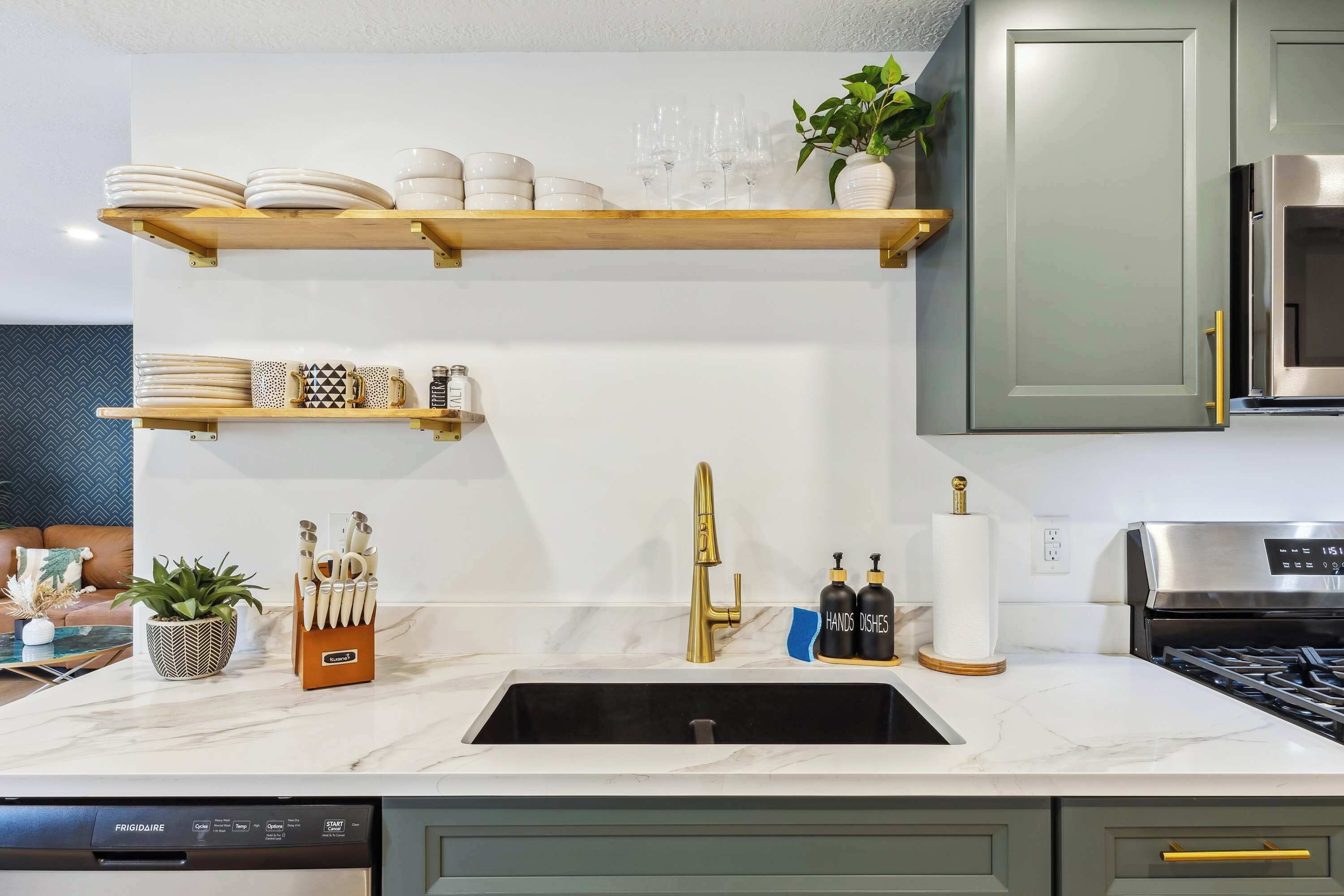 Kjøleskap, mikrobølgeovn, ovn og kokeplater