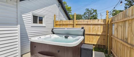 Bañera de hidromasaje al aire libre