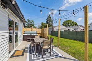 Outdoor dining - Vermilion Getaway - Hot Tub • Game Room • Patio (Vermilion)