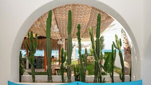 Un área de estar con vista a un patio y al océano.