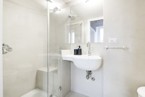 Ducha, secador de pelo, bidet, toallas