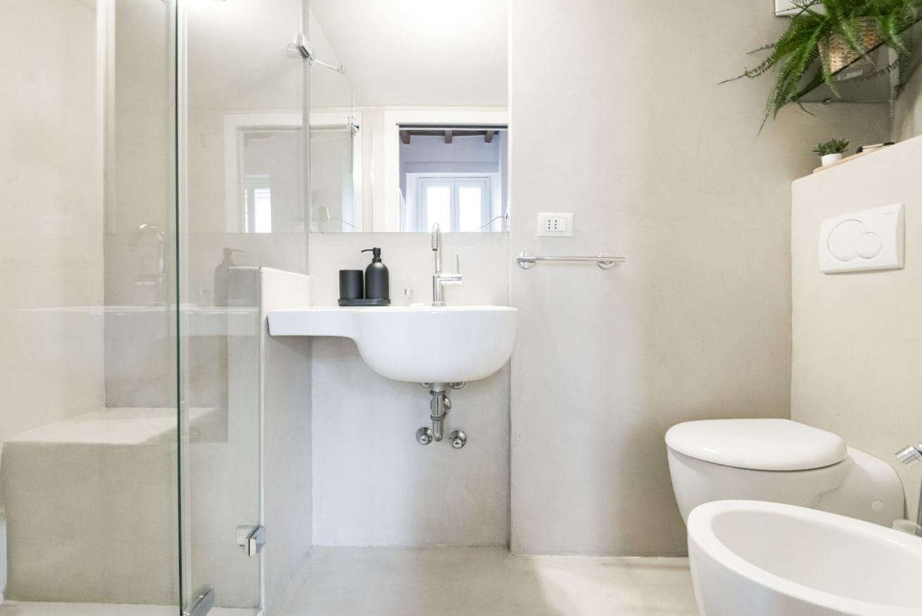 Een douche, een haardroger, een bidet, handdoeken