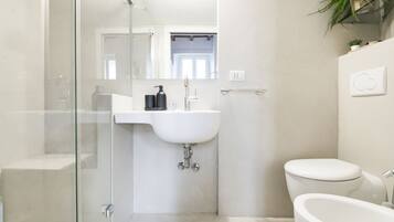 Een douche, een haardroger, een bidet, handdoeken