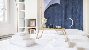 Een strijkplank/strijkijzer, wifi, beddengoed