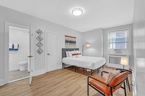 Escritorio, tabla de planchar con plancha, cuna de viaje y wifi gratis 