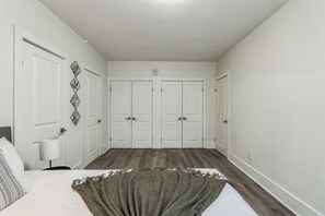 Bureau, fer et planche à repasser, lit parapluie, Wi-Fi gratuit