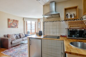 Kylskåp, mikrovågsugn, ugn och spishäll