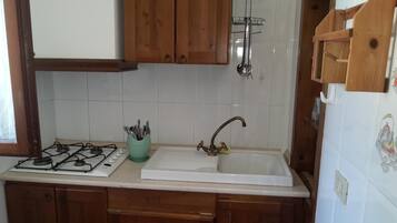 Frigorifero, piano cottura, macchina per tè/caffè, seggiolone