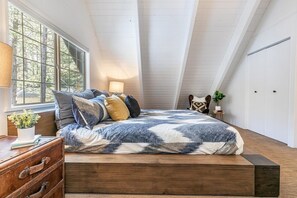 2 bedrooms, iron/ironing board, free WiFi, bed sheets - Donner Gem by Tahoe Getaways - Beautifully Updated, Hot Tub, Pet Friendly (Truckee)