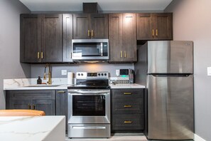 Jääkaappi, mikroaaltouuni, uuni, liesi