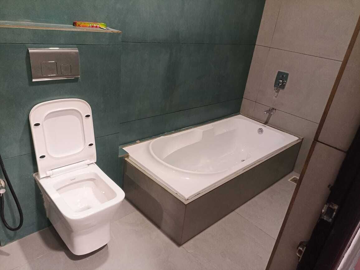 A bathroom with a toilet and a bathtub.